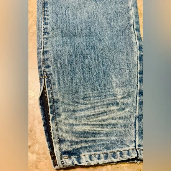 One Teaspoon Light Blue Distressed Women’s Boyfriend Jeans
Sz 29 - Picture 11 of 16